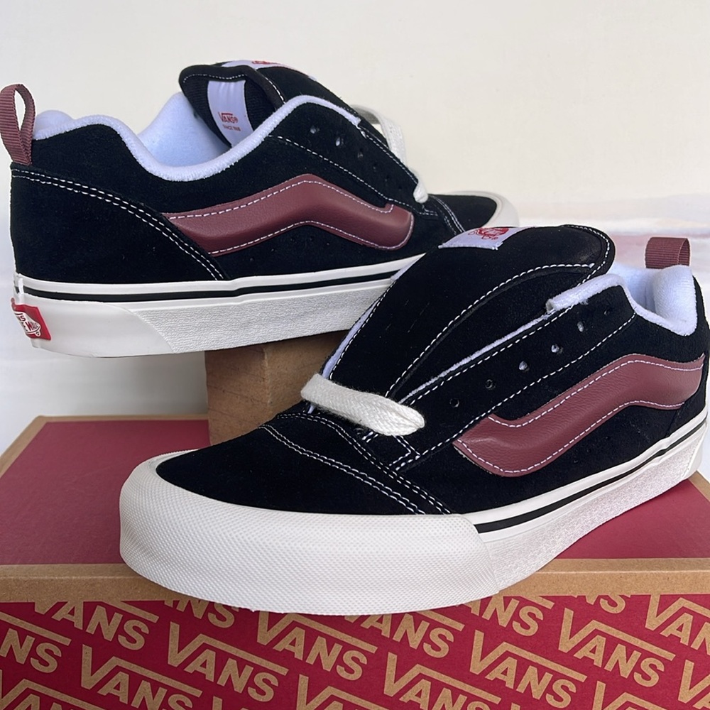 Vans WMNS Knu Skool
Black/Port
VN0009QC2Q1
Sneakers